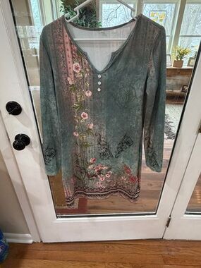 Floral Green V-Neck  with Button Detail. Sz Medium